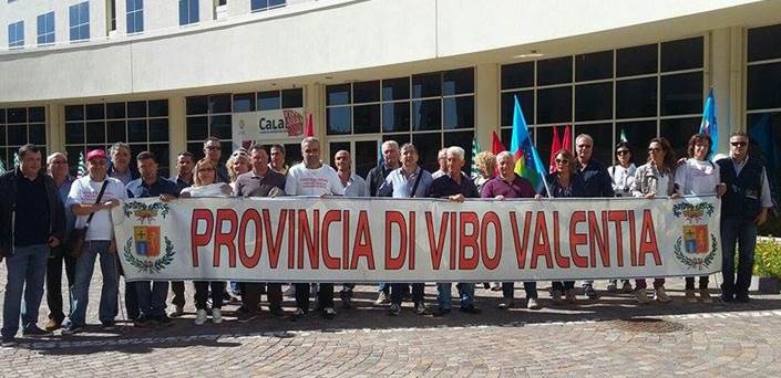 Provincia Vibo: lavoratori senza stipendio, continua la protesta (VIDEO)