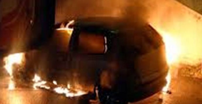 Auto rubata a Vibo trovata in fiamme a Sorianello