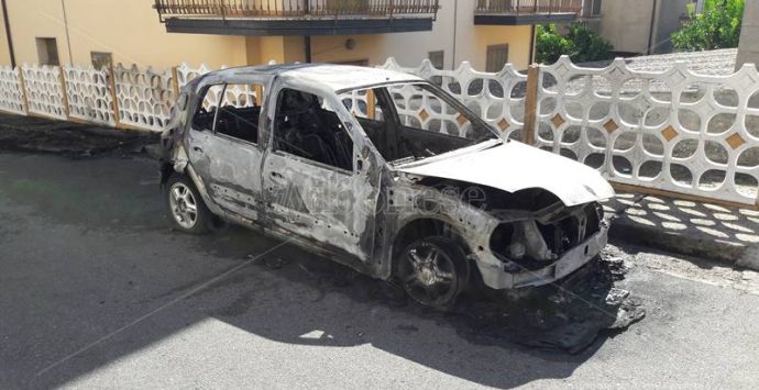 Famiglia nel mirino a San Gregorio: auto bruciate e colpi di pistola contro l’abitazione