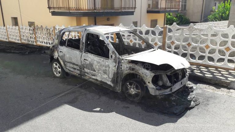 Famiglia nel mirino a San Gregorio: auto bruciate e colpi di pistola contro l’abitazione