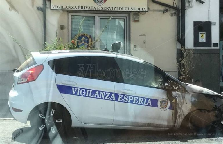 Nuovo rogo a Vibo: in fiamme l’auto di un istituto di vigilanza