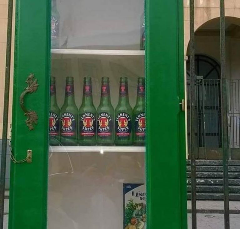 Vibo: bottiglie di birra nelle bacheche installate per lo scambio dei libri