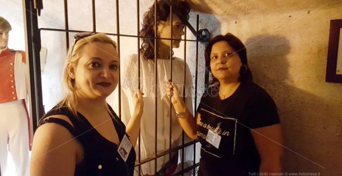 «Abbiamo fotografato il fantasma di Murat»: la leggenda di Pizzo torna a far paura e attirare turisti