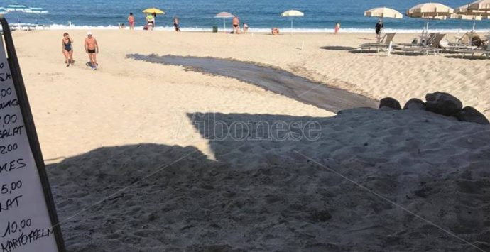 Guasto alla rete fognaria a Zambrone, reflui in spiaggia tra i bagnanti (VIDEO)