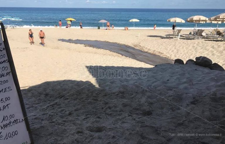 Guasto alla rete fognaria a Zambrone, reflui in spiaggia tra i bagnanti (VIDEO)