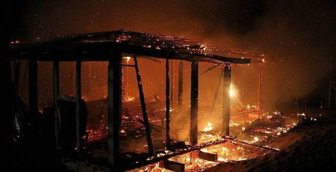 Incendio distrugge un chiosco lungo l’ex Statale 522