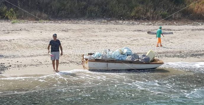 Operazione Timpa Janca, raccolta una tonnellata di rifiuti sulla spiaggia del “naufrago” dei totem (VIDEO)