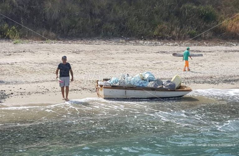 Operazione Timpa Janca, raccolta una tonnellata di rifiuti sulla spiaggia del “naufrago” dei totem (VIDEO)