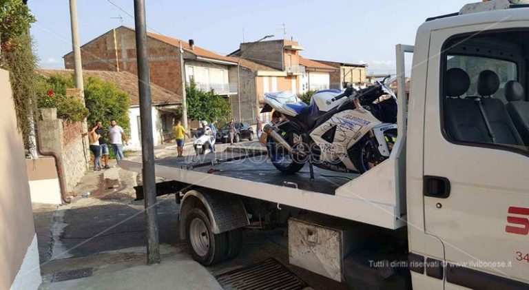 Paravati, si schianta con la moto contro un muro: grave giovane