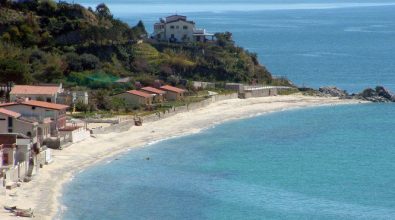 Mega-rissa in spiaggia a Santa Maria di Ricadi, indagano i carabinieri