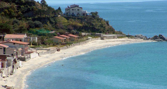 Mega-rissa in spiaggia a Santa Maria di Ricadi, indagano i carabinieri