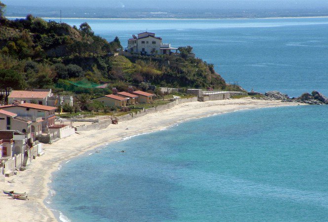 Mega-rissa in spiaggia a Santa Maria di Ricadi, indagano i carabinieri