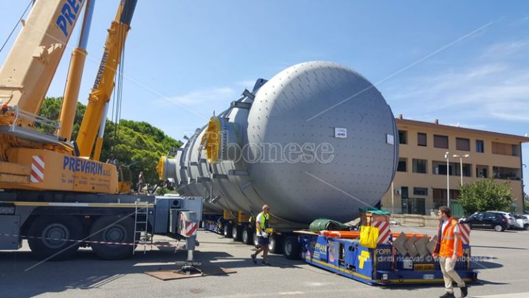 Serbatoio record giunto a Vibo Marina, tolta anche la corrente a tre centri abitati (VIDEO)