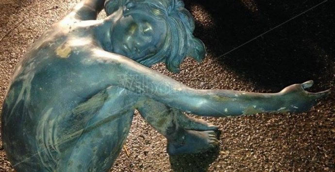 Scultura in bronzo affiora dal Lago Angitola, recuperata dai vigili del fuoco (FOTO)