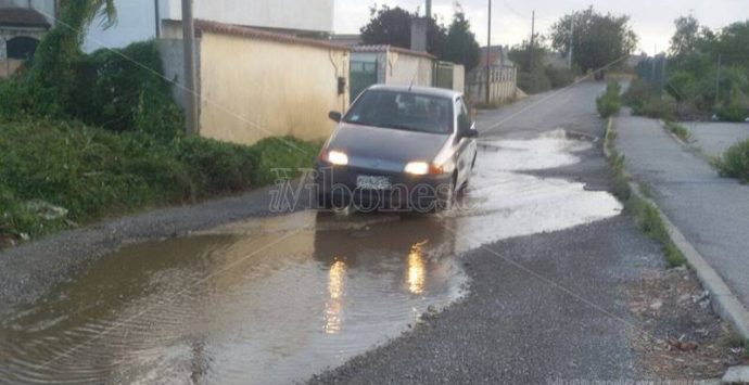 Strada dissestata e invasa da liquami: da Sant’Onofrio la protesta di un cittadino