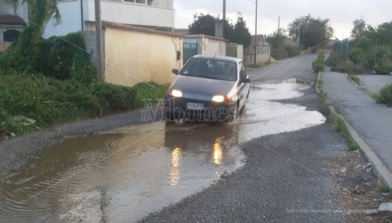 Strada dissestata e invasa da liquami: da Sant’Onofrio la protesta di un cittadino