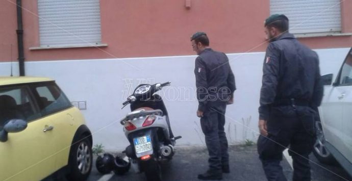 Tentano furto di uno scooter in pieno centro a Vibo, fermati dai carabinieri