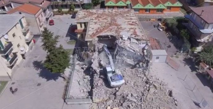 Vazzano, edificio scolastico demolito senza precauzioni. Insorge l’opposizione (VIDEO)