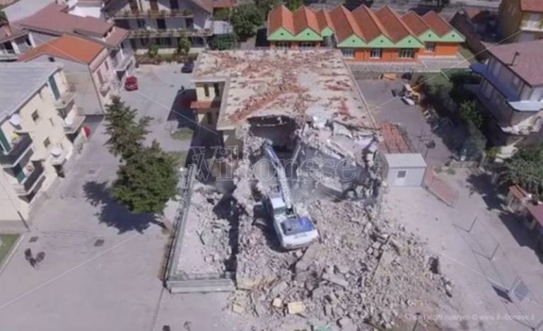 Vazzano, edificio scolastico demolito senza precauzioni. Insorge l’opposizione (VIDEO)