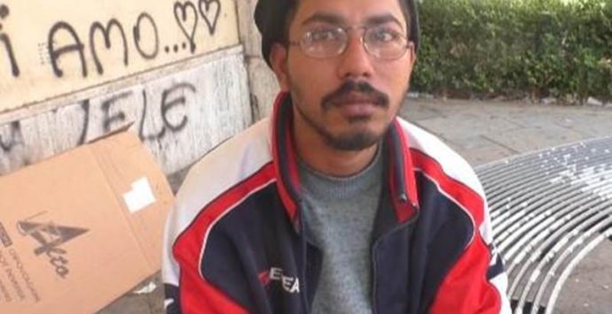 Assan, da dieci giorni a Vibo in strada e senza un tetto (VIDEO)