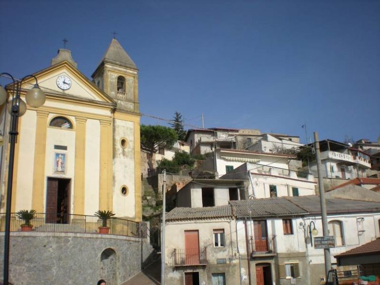 Caroniti: arrivano le telecamere di LaC e scatta l’aggressione contro i Punturiero (VIDEO)