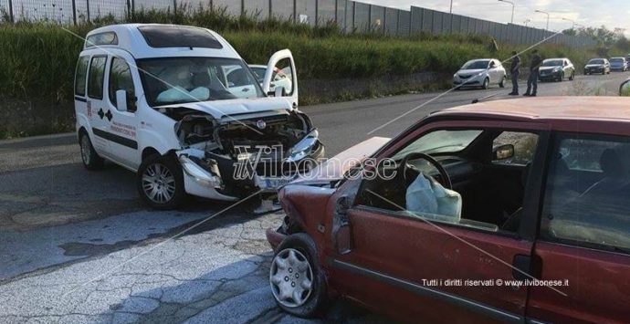 Incidente stradale a Vibo, coinvolto un mezzo dell’Aism (FOTO)