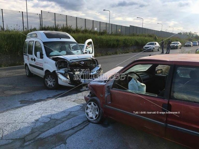 Incidente stradale a Vibo, coinvolto un mezzo dell’Aism (FOTO)