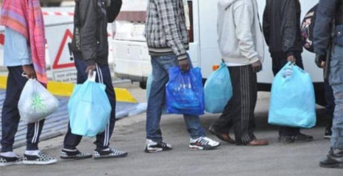 Migranti: in 100 arrivati a Portosalvo in pullman