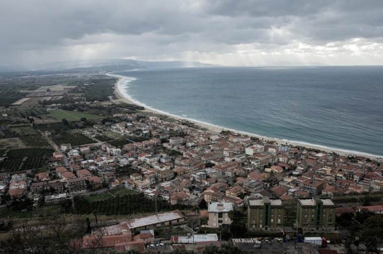 Inchiesta sul lungomare di Nicotera e sulla pineta: la Procura chiude le indagini