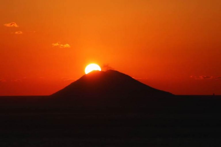 Il sole che tramonta sullo Stromboli “Patrimonio Unesco dell’umanità”