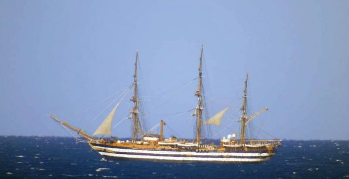 Lo spettacolo del veliero Amerigo Vespucci in transito lungo le coste vibonesi