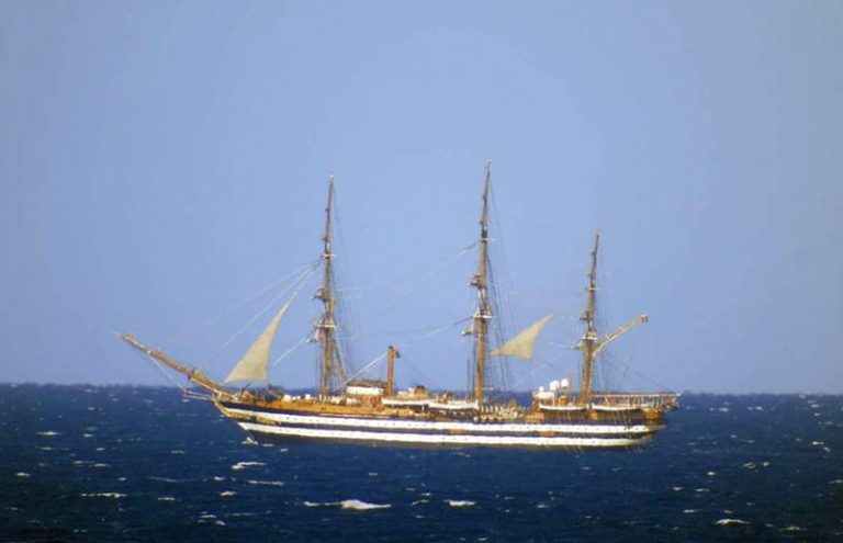 Lo spettacolo del veliero Amerigo Vespucci in transito lungo le coste vibonesi