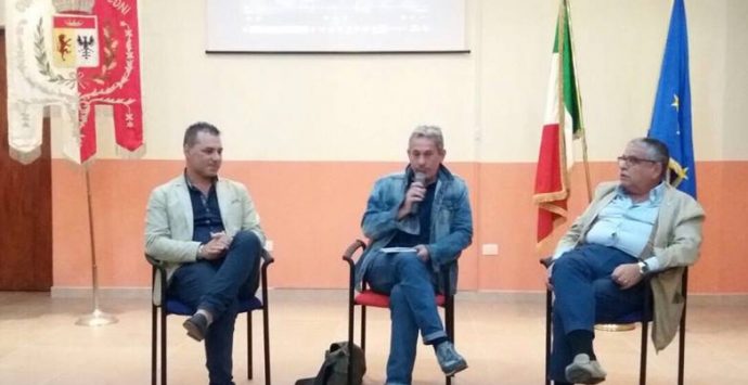 “Cambia Calabria” a Stefanaconi, il libro di Veltri tiene a battesimo la nuova biblioteca (VIDEO)