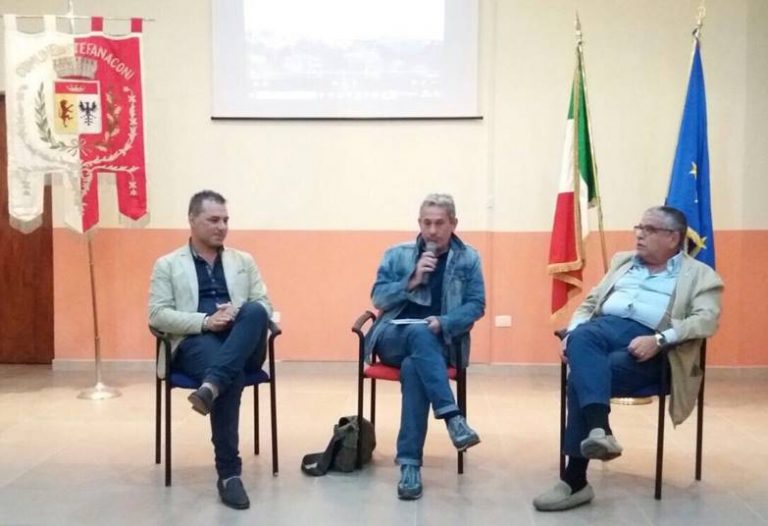 “Cambia Calabria” a Stefanaconi, il libro di Veltri tiene a battesimo la nuova biblioteca (VIDEO)
