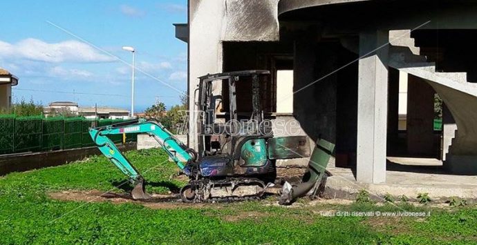Incendiato un mezzo impegnato nei lavori dell’area archeologica di Vibo (VIDEO)
