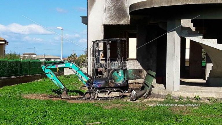 Incendiato un mezzo impegnato nei lavori dell’area archeologica di Vibo (VIDEO)