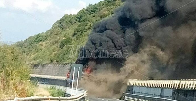 Autobus in fiamme sull’A2, la testimonianza shock: «Vivi per miracolo, ma abbiamo perso tutto» (VIDEO)