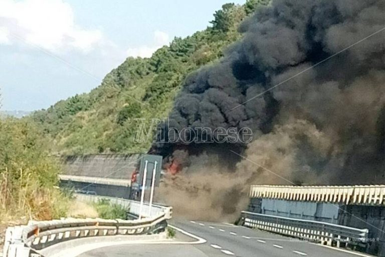 Autobus in fiamme sull’A2, la testimonianza shock: «Vivi per miracolo, ma abbiamo perso tutto» (VIDEO)