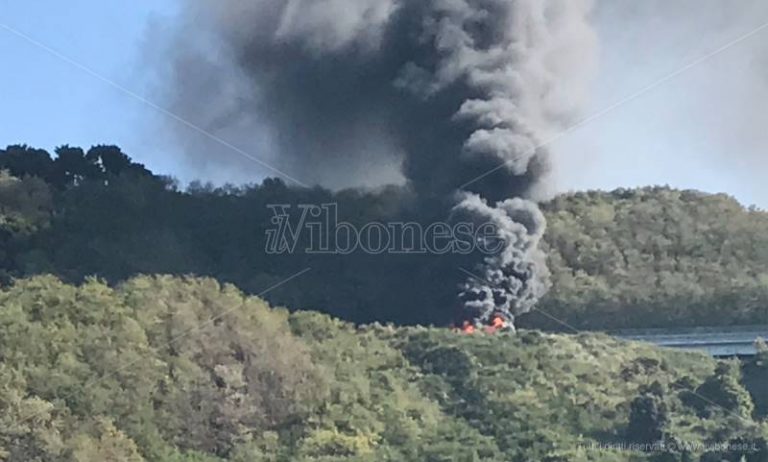 Autobus in fiamme sull’A2 tra Pizzo e Sant’Onofrio, traffico bloccato (VIDEO)