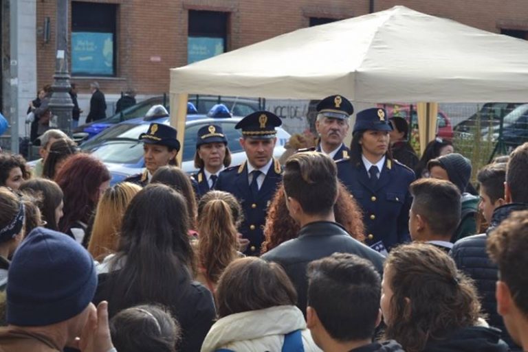 Giornata contro la violenza sulle donne, in tanti al gazebo della Polizia a Vibo