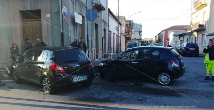 Incidente stradale in pieno centro a Mileto, due feriti trasportati in ospedale (FOTO)