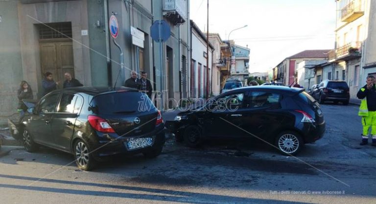 Incidente stradale in pieno centro a Mileto, due feriti trasportati in ospedale (FOTO)