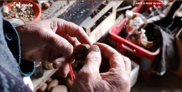 A San Calogero c’è un artigiano che crea arte dal legno di scarto (VIDEO)