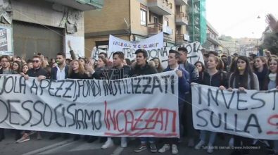 In piazza contro i “mali” della Scuola, centinaia di studenti vibonesi in corteo (VIDEO)
