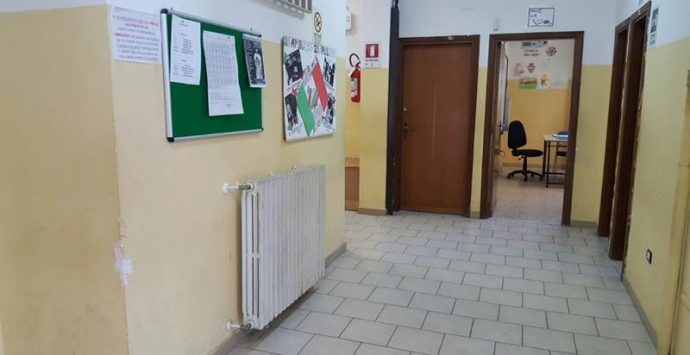 Furto in una scuola di Nicotera, indagini dei carabinieri