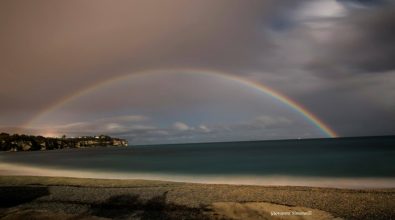 Un raro arcobaleno notturno ha incorniciato Tropea durante la superluna