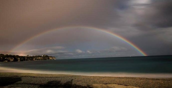 Un raro arcobaleno notturno ha incorniciato Tropea durante la superluna