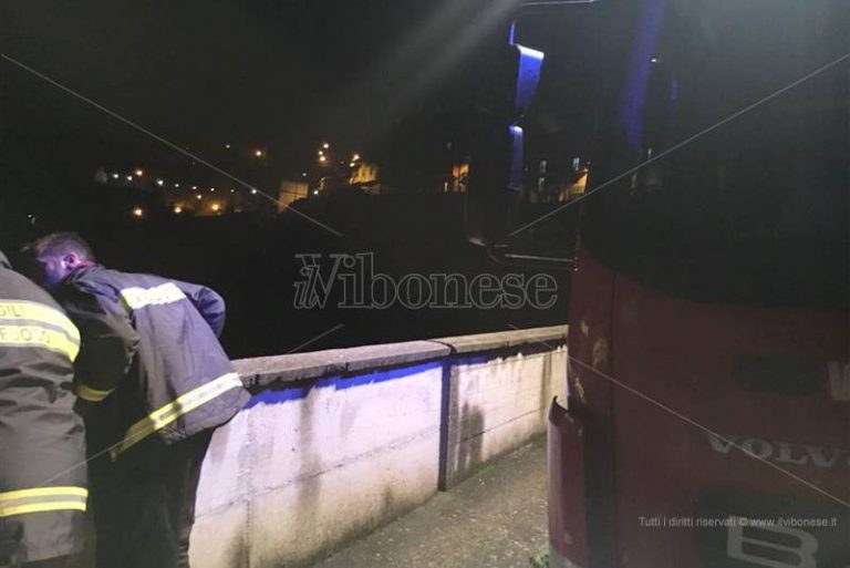 Precipita con l’auto in un burrone, tragedia sfiorata ad Arena (FOTO)