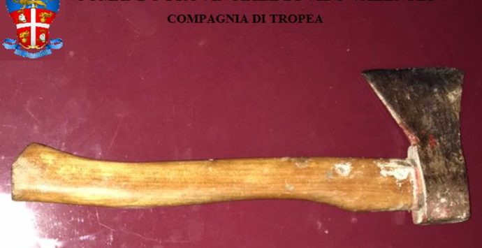 Ubriaco e vestito con una mimetica si presenta in un bar a Tropea, denunciato