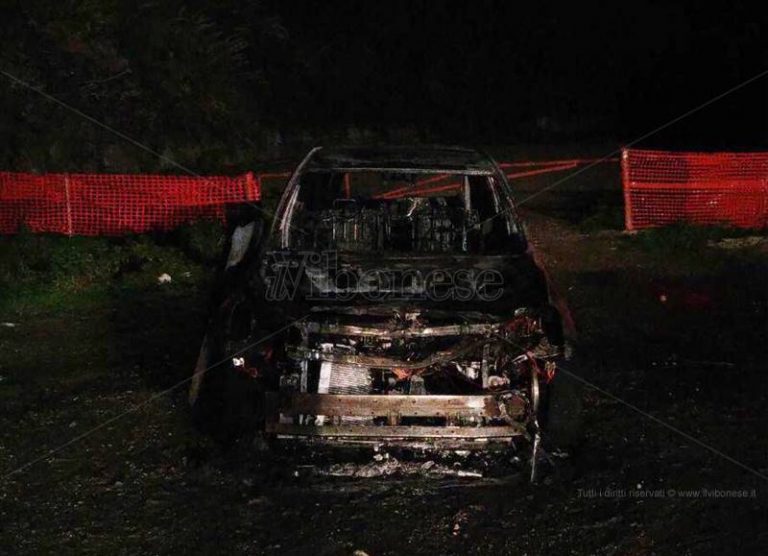 Pizzo, auto abbandonata e data alle fiamme lungo la provinciale